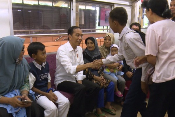 Presiden Jokowi naik commuter line rayakan HUT KAI