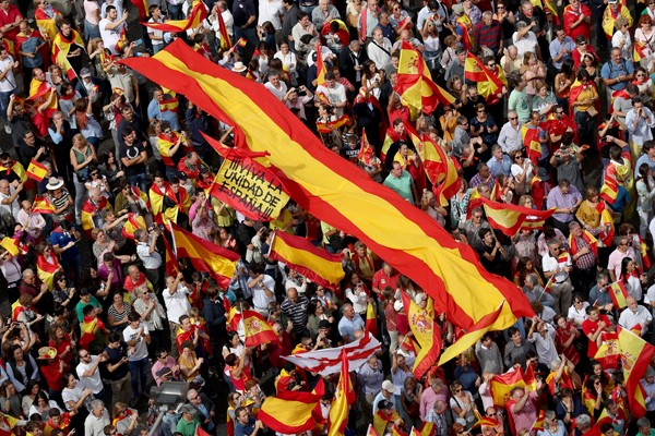 Ratusan ribu penentang kemerdekaan Catalonia unjuk gigi di Barcelona