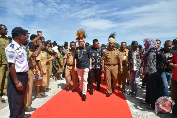 Wujudkan energi berkeadilan, Menteri ESDM resmikan PLTM dan serahkan LTSHE di Papua