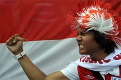 Rombongan Pendukung Timnas Indonesia Naik KRL
