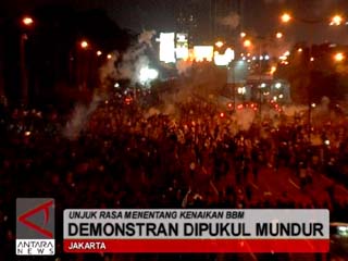 Demonstran Dipukul Mundur