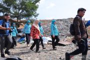 Peduli warga TPA Sukawinatan, Tim PKK Palembang bagikan 50 paket sembako