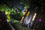 Polisi evakuasi bus penumpang masuk jurang di Lahat