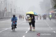 Minggu, BMKG: Sebagian kota besar RI bakal diguyur hujan ringan