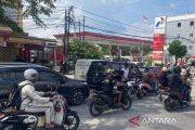 Warga Pekanbaru kesulitan BBM, antrean panjang hingga harga eceran naik