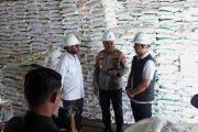 Yan Mandenas pantau stok dan penyaluran bantuan pangan di Bulog Mimika