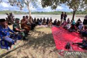 Pemkab Merangin salurkan bantuan sosial dan jaringan listrik sasar komunitas SAD