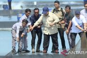 Presiden Prabowo tinjau panen raya udang di Kebumen