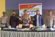 Warga Supiori serahkan senpi rakitan dan 43 butir amunisi