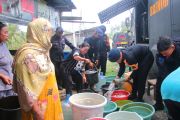 Satbrimob Polda Kaltara salurkan air bersih untuk masyarakat Tarakan