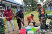 Kodim Manokwari salurkan air bersih untuk warga terdampak kemarau