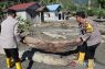 TNI dan POLRI gotong royong bersihkan sisa material banjir di Sambo