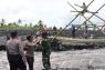 TNI-Polri bantu warga bangun jembatan darurat usai banjir lahar Semeru