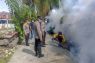 Polisi bersama petugas Puskesmas berantas nyamuk penyebab DBD di Pesisir Barat