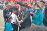 Gubernur PBD serahkan beasiswa kepada dua anak program "Torang Jaga"