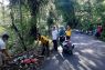 Polisi dan warga bersihkan sampah di Kebun Tebu Lampung Barat