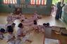 Miris, Siswa SD negeri di Aceh Timur ini terpaksa belajar sambil tengkurap