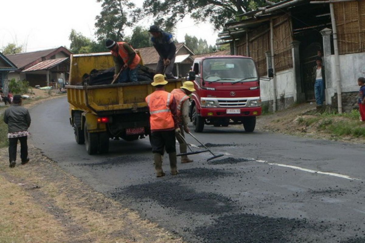 Jalan raya Kledung-Secang diperbaiki, jelang Lebaran dihentikan