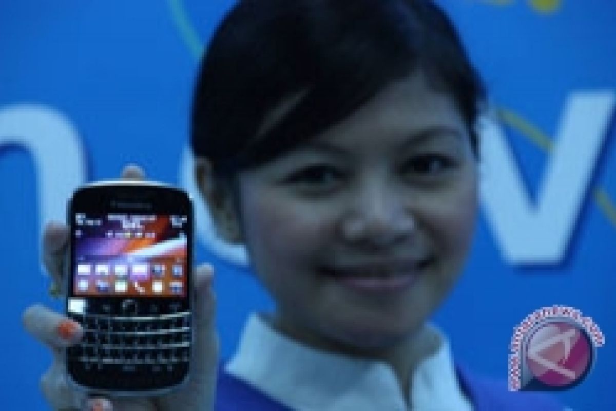 Indosat Operator Pertama Indonesia Serahkan Blackberry Bold 9900 (Dakota)  