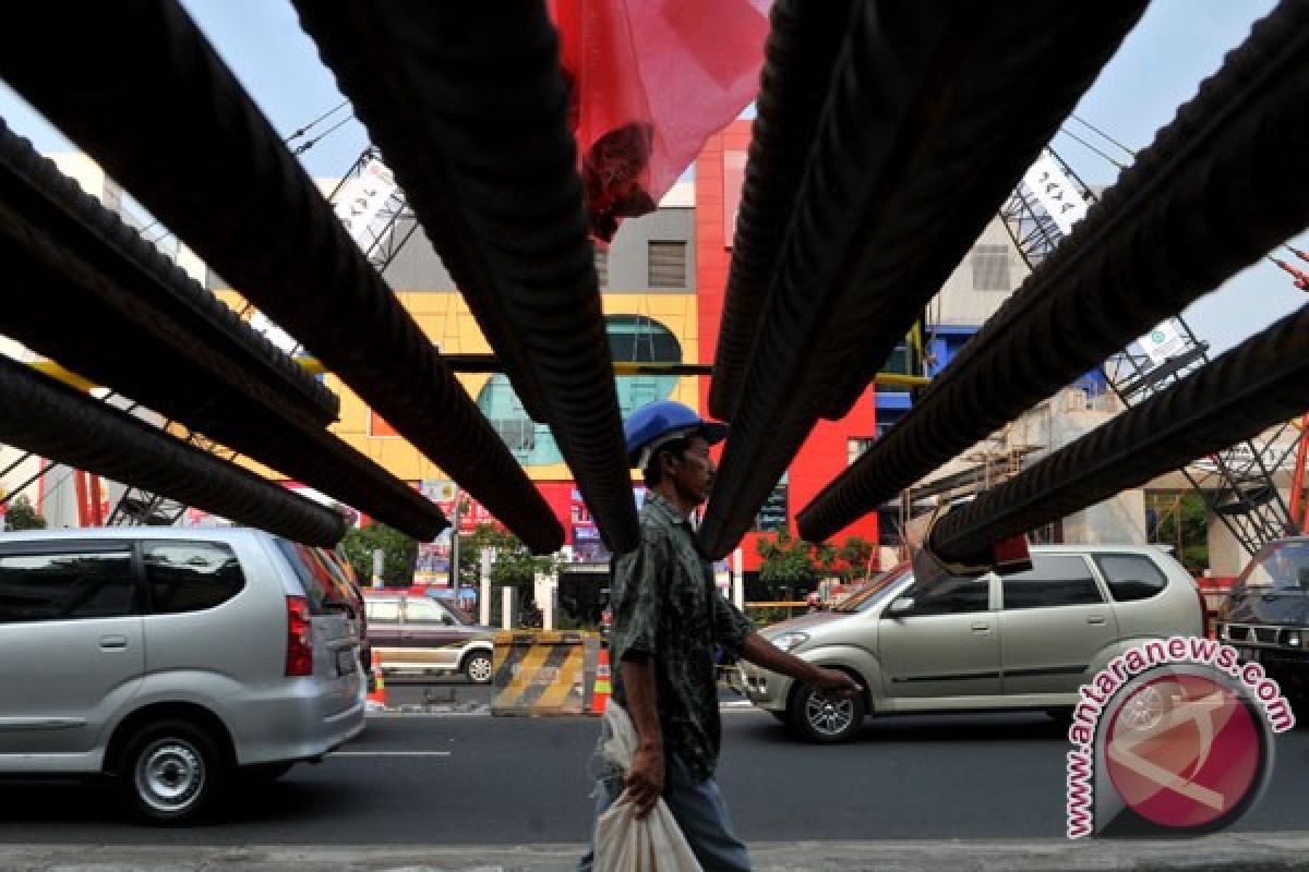 Pria ini nekat lompat di jalan layang Senen karena cemburu