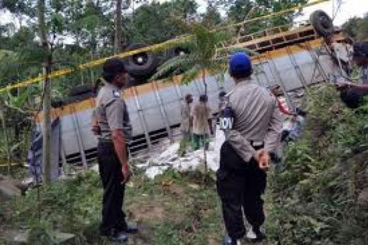 Truk masuk jurang di jalan Solok-Padang Sumbar akibat rem blong