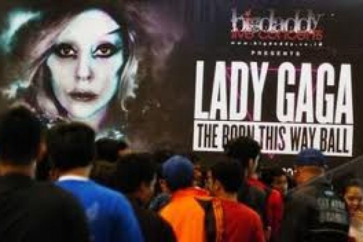 Opick: Lady Gaga Akan Membaptis Pengikut Setan