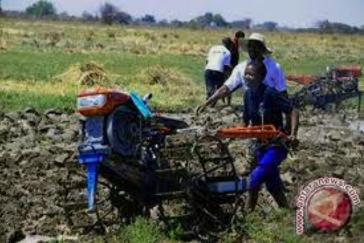 Gubernur Tantang Mahasiswa Ciptakan Traktor Tenaga Surya