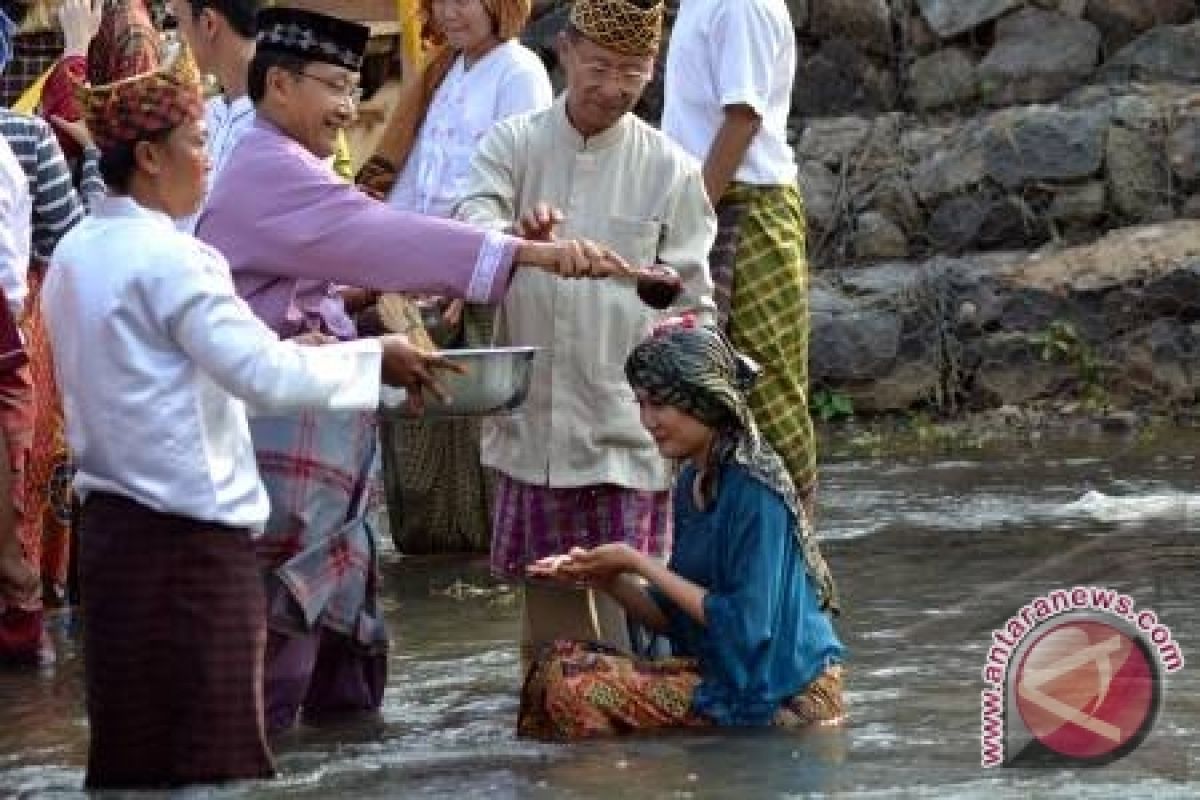 "Belangiran" Tradisi Mandi Sambut Ramadan