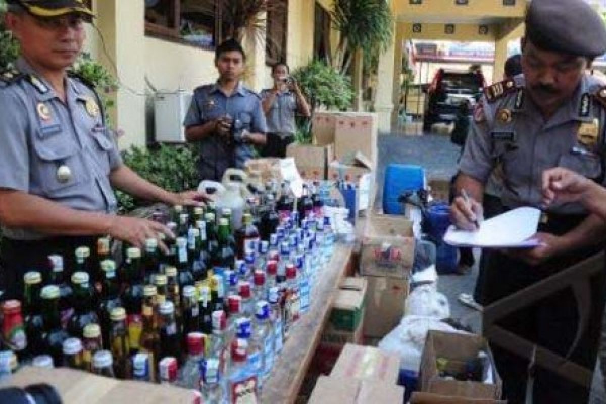 Polresta Pekalongan Sita 108 Botol Miras Oplosan