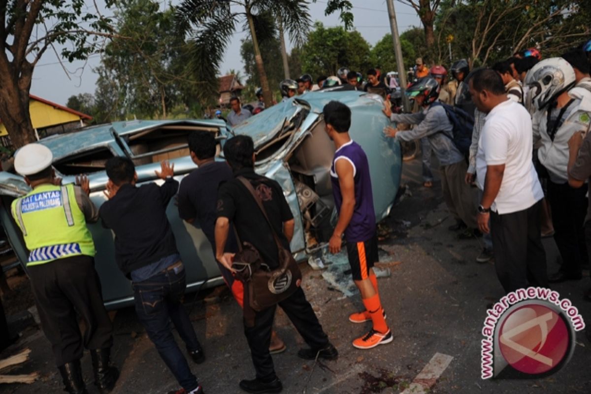 Xenia terhempas di jalan Jakabaring