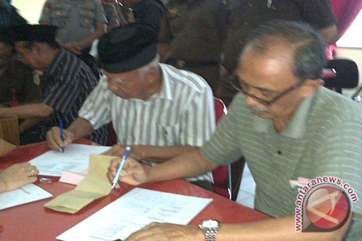 Tujuh Mantan Anggota DPRD Kendari Serahkan Diri