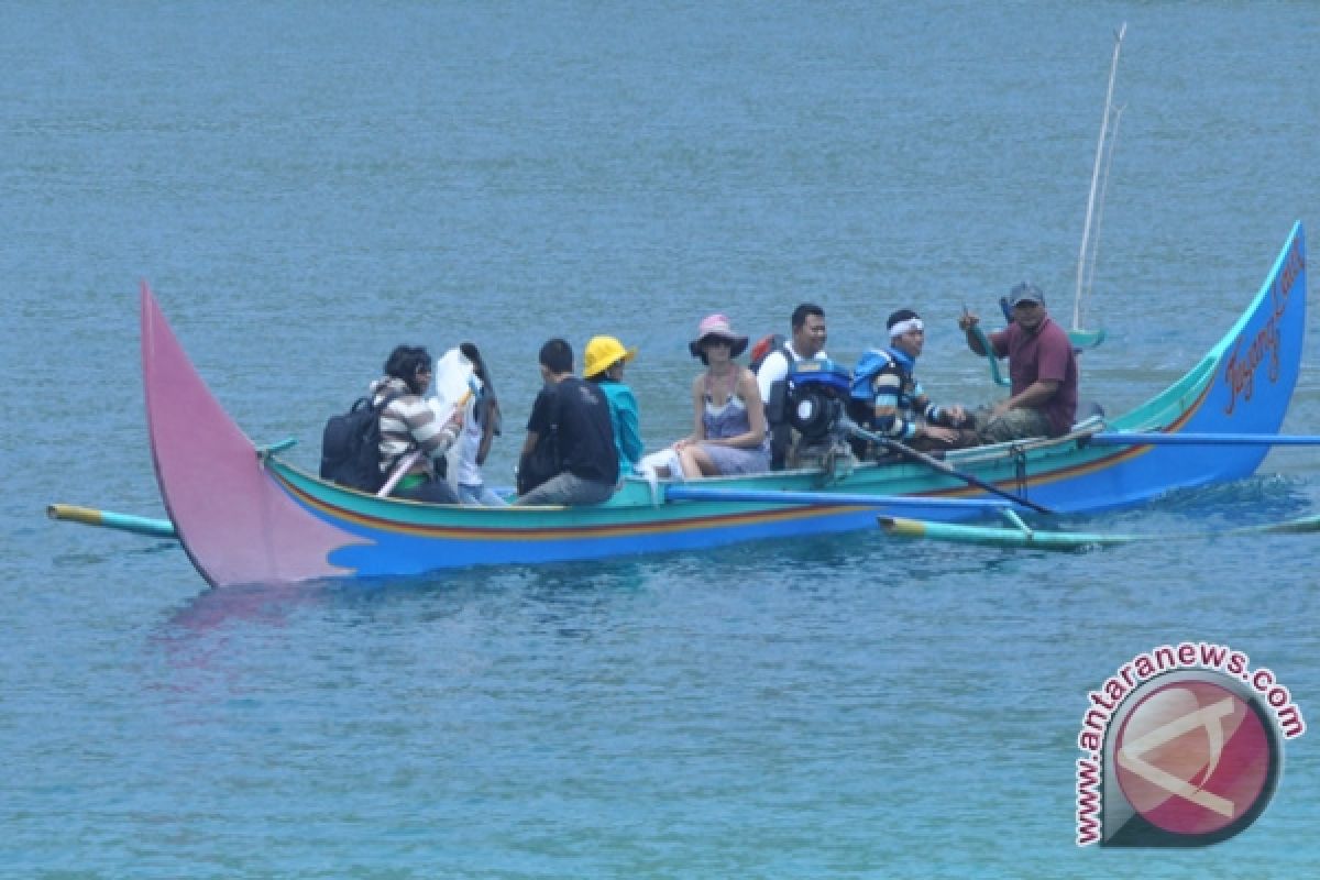 Warga Tanggamus Tekuni Pembuatan Jukung