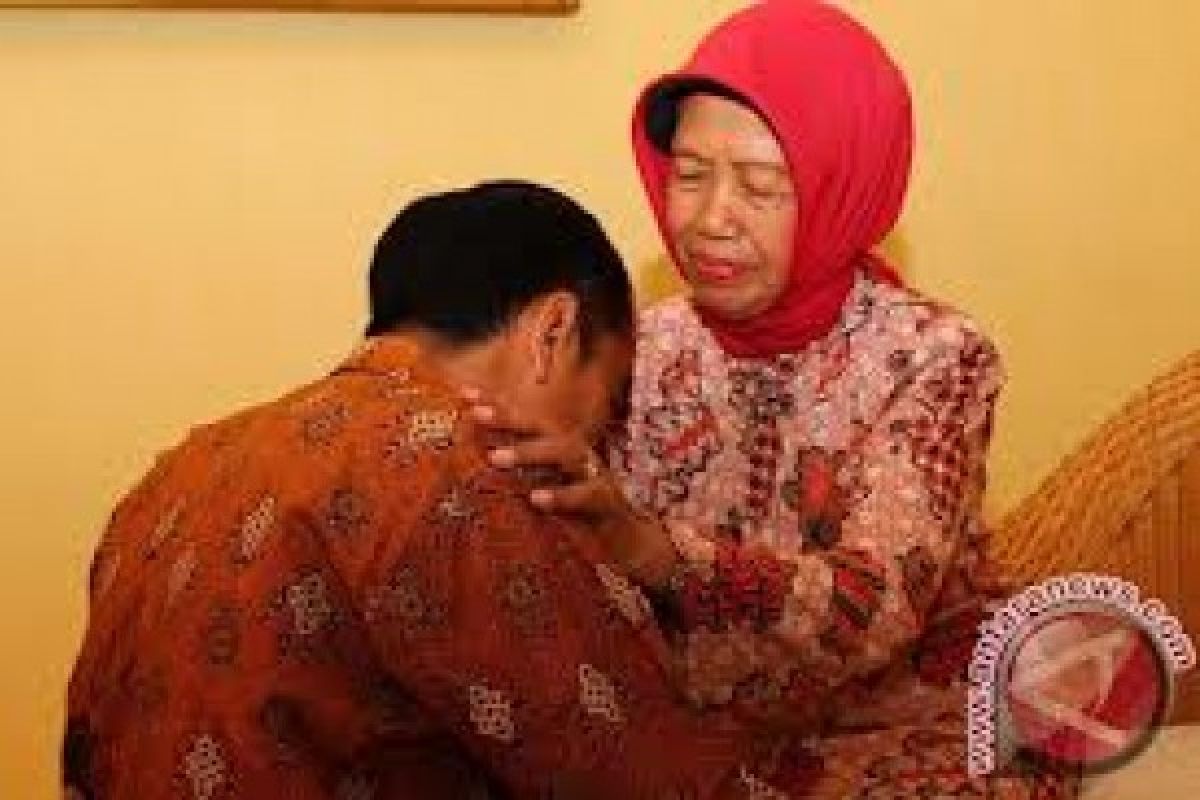 Jokowi Sungkem ke Ibunda Sebelum ke Jakarta