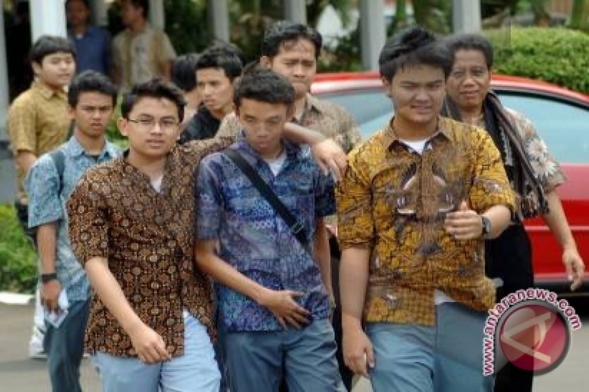 Siswa Bantul pamerkan batik di jalan 