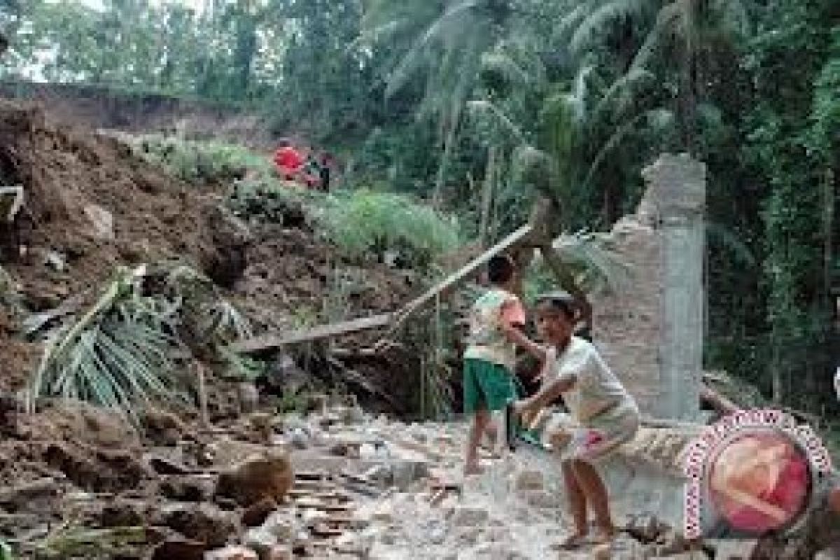 Pengungsi Korban Longsor Tunggu Bantuan