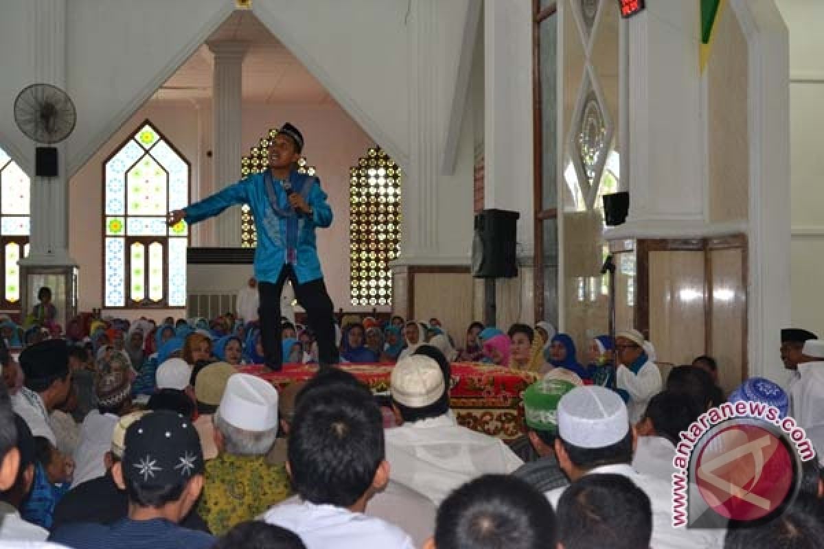 Ustadz Maulana `hipnotis` Majelis Taklim Di Kendari