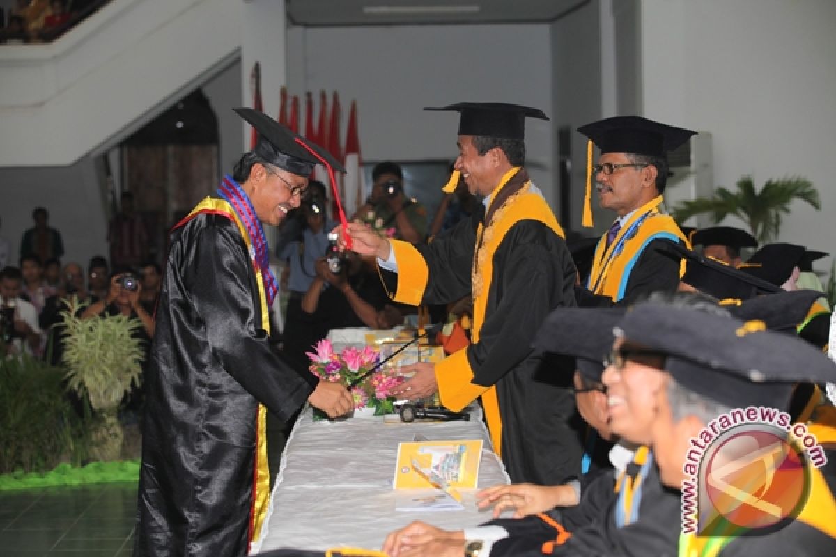 Gubernur Sultra Menjadi Wisudawan Pascasarjana Unhalu