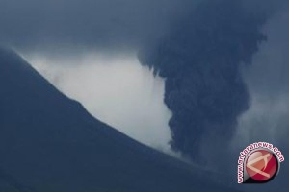 Gunung Lokon Di Tomohon Meletus