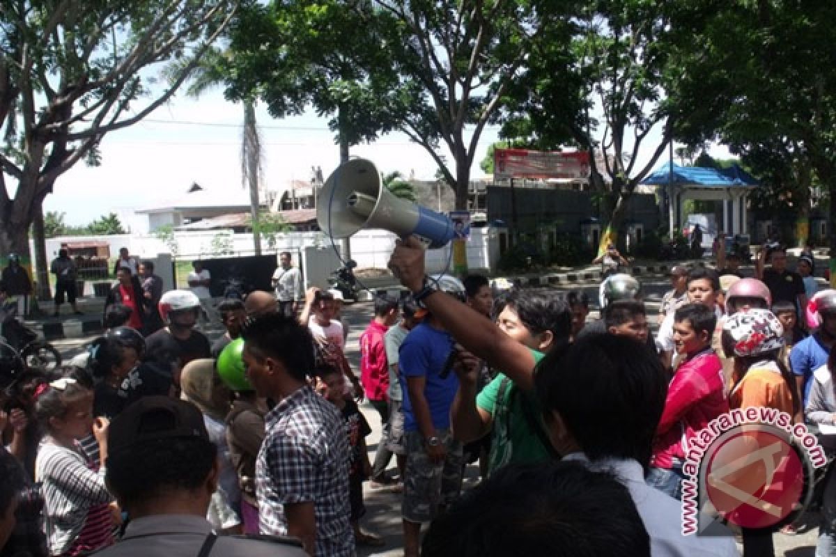 Warga Sakuli Tolak Pembangunan Menara Sutet