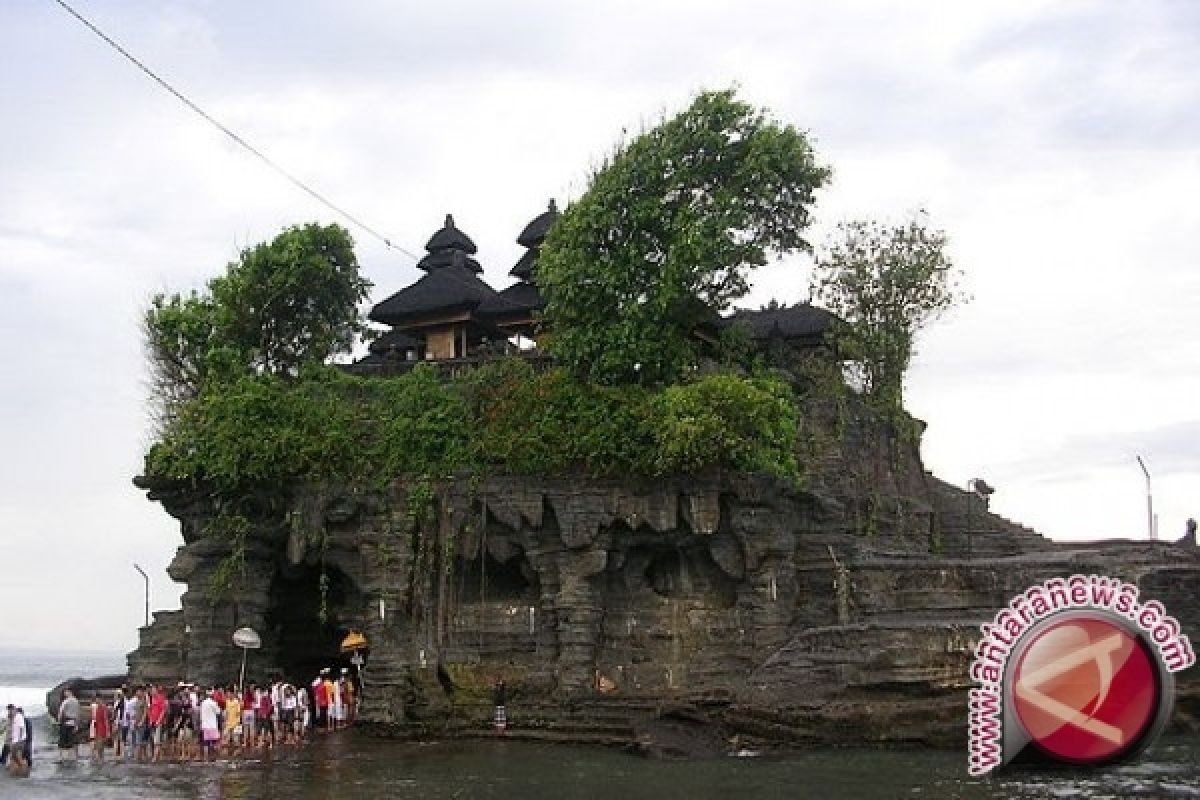  2,4 juta orang kunjungi Tanah Lot hingga November 2012