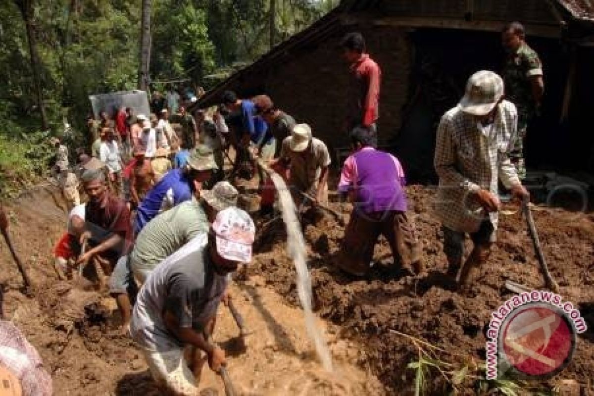 83 orang terkubur akibat tanah longsor