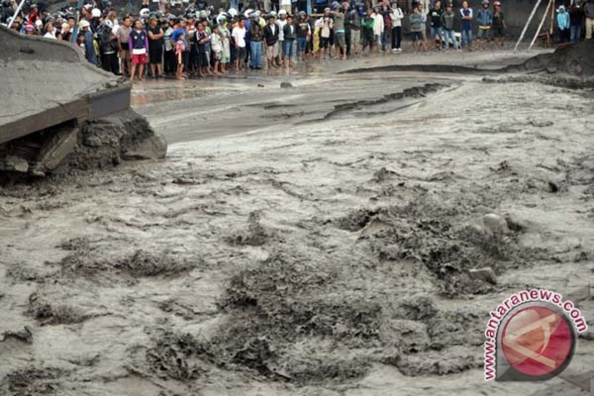 Dua kendaraan bermotor terjebak banjir lahar Merapi 