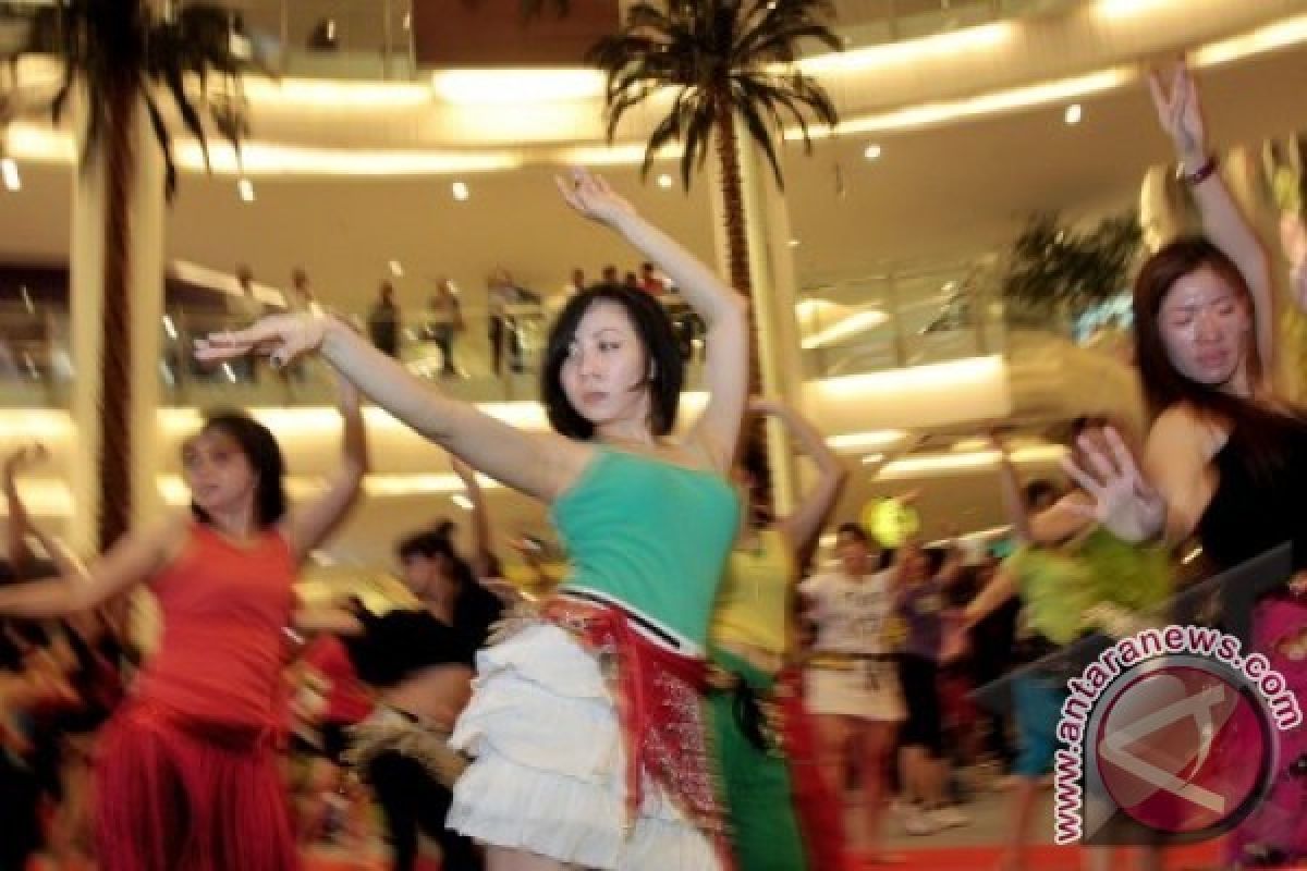 Puluhan Perempuan "Belly Dance"