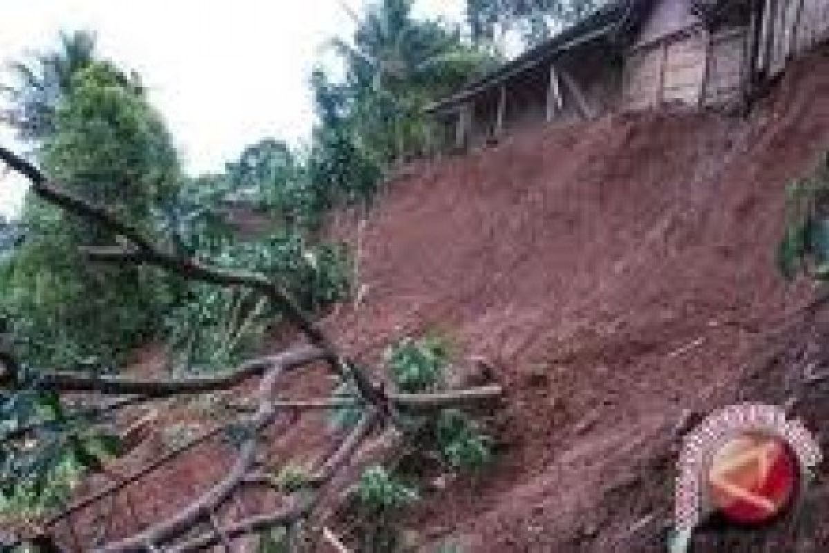 Tertimbun Longsoran, Dua Penggali Tanah Berhasil Diselamatkan