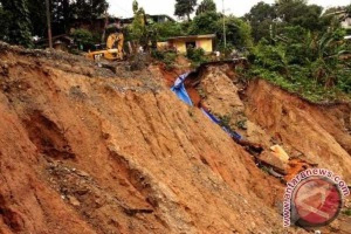 Jalur Ketep Magelang-Boyolali Tertutup Longsor