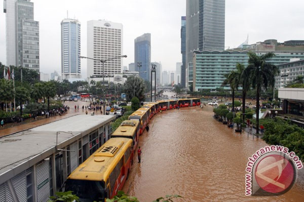 Banjir Jakarta, belasan rute Transjakarta terkena dampaknya