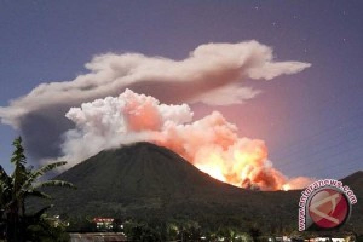 Gunung Lokon Kembali Meletus