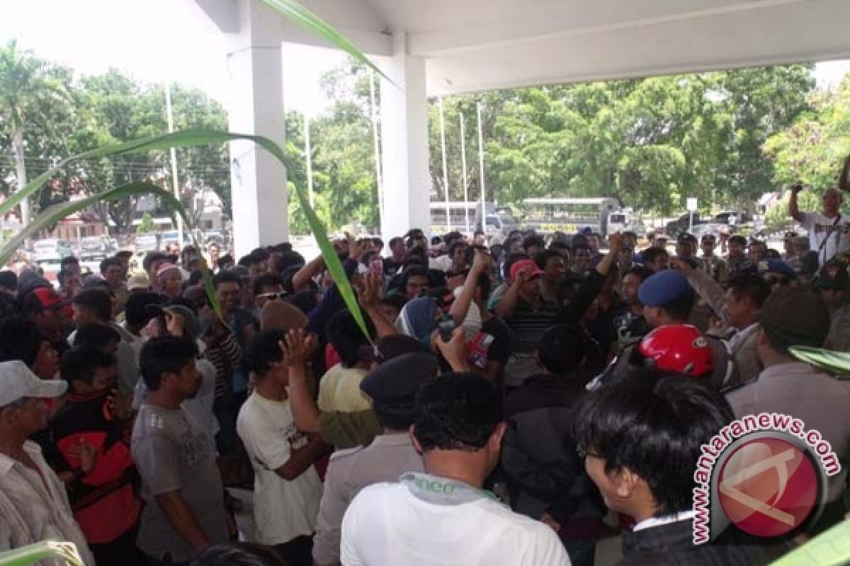 Pekerja Tambang Di Kolaka Demo Perusda