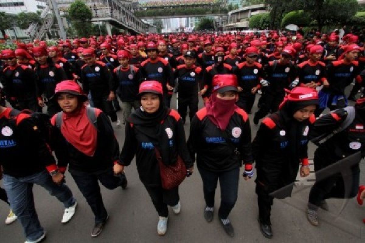 Demo Buruh Bundaran HI Hambat Pengguna Jalan