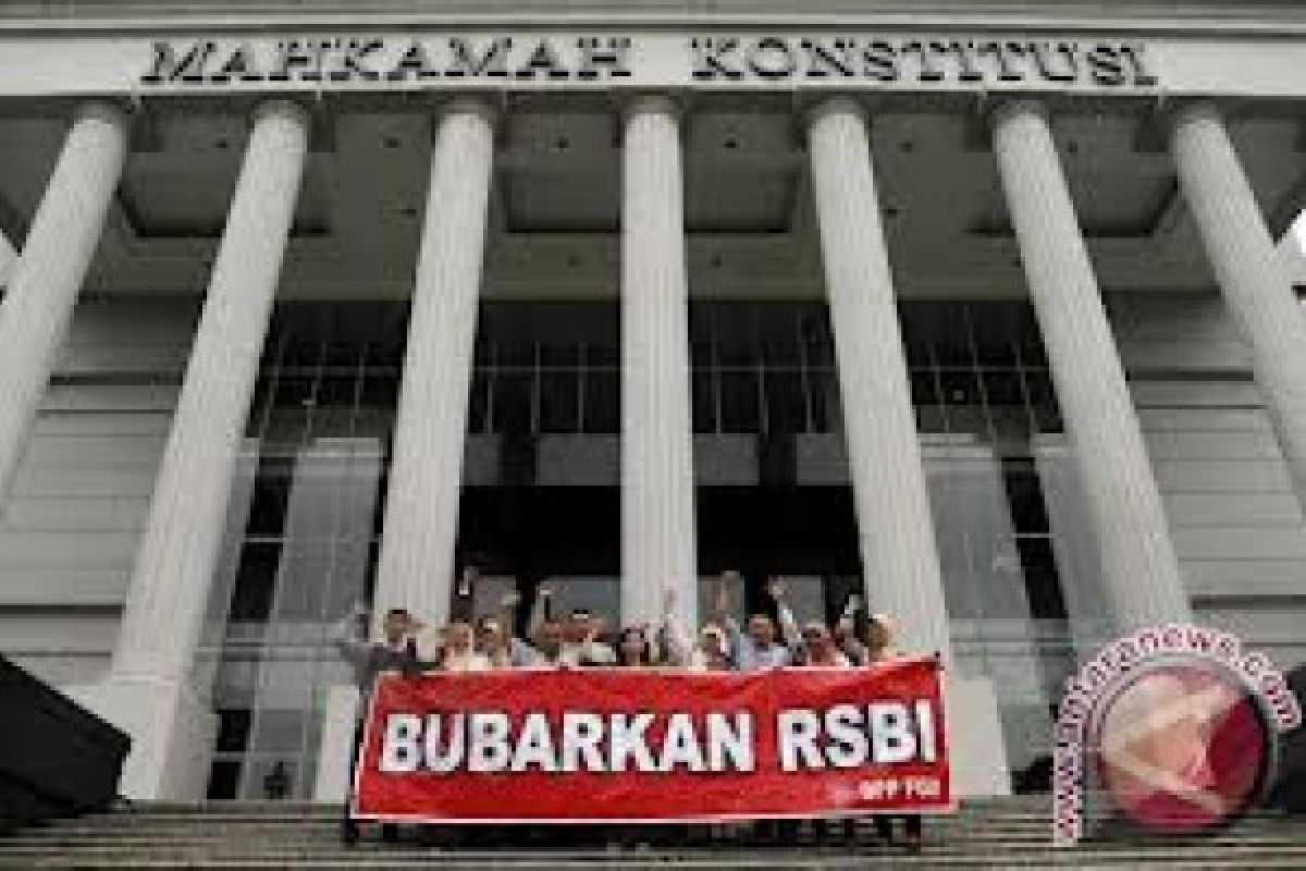 Sekolah di Semarang Turunkan Papan Nama RSBI